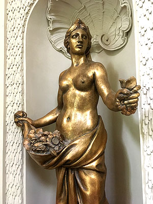 Figur im Ovalsaal: Die Rosenstreuende als Begleiterin der Aurora