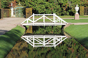 Schlossgarten Schwetzingen: Brücke im Orangeriegarten. Foto: kulturer.be