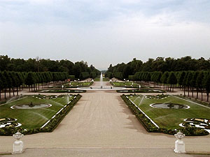 Schlossgarten Schwetzingen: Kreiparterre mit Arionbrunnen und Blick zur Kalmit