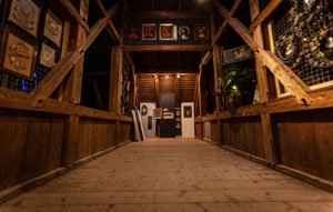 Vom Herrgottswinkel zur Himmelsleiter: Im Mittelpunkt des Tages steht an Allerheiligen die mit Licht neu inszenierte Ausstellung „Der Bauer und der liebe Gott“. Foto: Schwarzwälder Freilichtmuseum Vogtsbauernhof, Hans-Jörg Haas