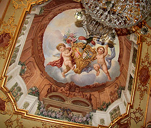 Schloss Favorite, Illusionistische Deckenmalerei mit dem markgräflich badischen und dem sachsen-lauenburgischen Allianzwappen.. Foto: kulturer.be