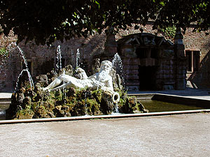 Schlossgarten Heidelberg: Vater Rhein mit Becken. Die Wasserspiele funktionieren aktuell nicht mehr. Foto: kulturer.be