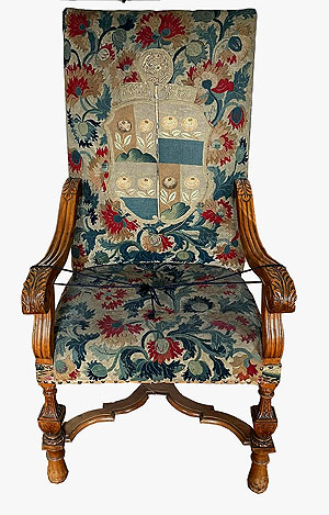 Kloster Heiligkreuztal: Reich verzierter Lehnstuhl mit dem Wappen der Heiligkreuztaler Äbtissin Maria Josepha von Holzapfel, 18. Jh. Foto: SSG