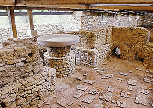 Badebecken mit Resten der Hypokaustheizung. Foto: Roland Sigwart, SSG.