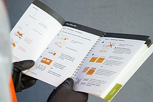 von den Designer*innen entwickelten Materialien gehört ein umfangreiches Handbuch, das sämtliche Organisationsstufen von der Bergung, Erstversorgung und Dokumentation bis hin zum Transport mit Hilfe von schnell verständlichen Illustrationen erläutert. (Foto: Tobias Moser)