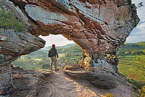 Wanderer unter dem Wachtfels, Obersteinbach © Jean Isenmann