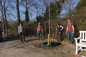 Jürgen Köhler, wissenschaftlicher Berater und Gutachter zu Fachfragen der Baumschule, Mario Witzgall, Gartenmeister Schlossgarten Schwetzingen, Hanna Nimmenich, Arboristin, tätig im Bereich Historische Gärten der Staatlichen Schlösser und Gärten Baden-Württemberg, und Tobias Foerster, Gutachter zur Baum-Standortbewertung. Foto: Gerhard Raab, SSG.