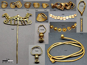 Halsketten (oben links), Ohrringe (oben rechts) und Broschen (unten) gehörten zu den insgesamt 61Goldobjekten aus Troia, die von dem internationalen Forscherteam untersucht wurden.Foto: J. Huber, Ch. Schwall (ÖAI Wien) und Born et al. 2009.