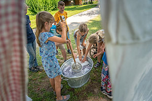 Sommer- und Familienfest: Vielerlei Mitmachaktionen erwartet die jungen Museumsgäste am 28. August im Freilichtmuseum Vogtsbauernhof. Foto: Schwarzwälder Freilichtmuseum Vogtsbauernhof, Hans-Jörg Haas 