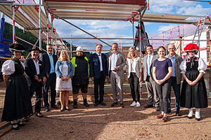 Grundsteinlegung des Ortenauhauses: Gruppenbild mit allen Beteiligten. Foto: Schwarzwälder Freilichtmuseum Vogtsbauernhof, Benedikt Spether