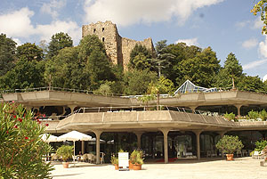 Badenweiler. Burg mit Kurhaus und römische Badruine mit modernem Schutzdach. Beide Fotos: kulturer.be