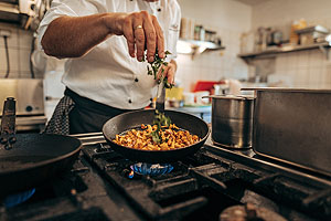 Pilzpfanne in der Küche des Restaurants Wallgut (Konstanz). Foto: MTK / Leo Leister.
