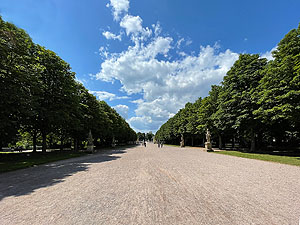 Schlossgarten Bruchsal, Kastanienallee mit Figuren. Foto: kulturer.be