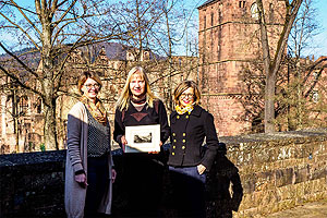Von links nach rechts: Andrea Zobel, Stellvertretende Leitung der Schlossverwaltung Heidelberg, Martina Sohn, Stifterin der Stahlstiche, und Dr. Uta Coburger, Konservatorin bei den Staatlichen Schlössern und Gärten Baden-Württemberg.