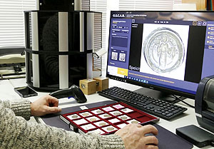 Fundmünzerfassung mit ›O.S.C.A.R.‹ vor Ort in einem teilnehmenden Museum. Foto: Anna Wendt, Landesamt für Denkmalpflege und Archäologie Sachsen-Anhalt