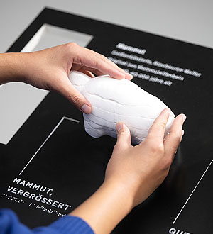 Interaktive Station zum eiszeitlichen Kunstwerk "Mammut aus dem Geißenklösterle“ mit vergößerter Nachbildung des Originals; Foto: Landesmuseum Württemberg, Stuttgart, Jonathan Leliveldt, Alexander Lohmann (CC BY-SA 4.0)