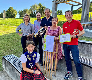 Am 11. August erhielt die Hochschwarzwald Tourismus GmbH in Grafenhausen die Partner-Auszeichnung vom Naturpark Südschwarzwald e. V. (von links): Melanie Kaiser-Schäuble vom Wäldergenuss-Markt (erster Naturpark-Partner), Bürgermeister Christian Behringer (Grafenhausen), Roland Schöttle (Naturpark-Geschäftsführer), Hannelore Reinbold-Mench (stellv. Vorsitzende Naturpark Südschwarzwald) und Patrick Schreib (Geschäftsführer Hochschwarzwald Tourismus GmbH).