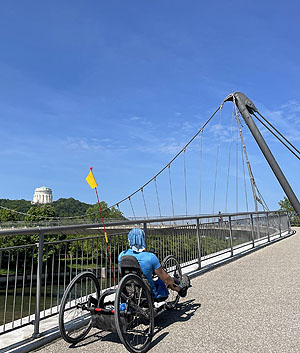 Mit dem Handbike unterwegs. Oben: Bei Kelheim, unten: in Franken. Fotos: Viei Riffer.