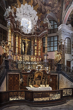 Schlosskirche, Altarraum. Foto: Günther Bayerl / ssg