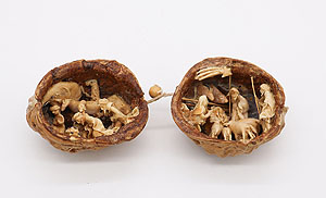 Schnitzarbeit in Walnussschale. Foto: Werbeagentur Buschtrommel /SSG