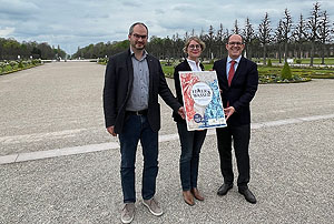 Patricia Alberth, Geschäftsführerin der Staatlichen Schlösser und Gärten, Frank Krawczyk, Leiter des Bereichs Kommunikation und Marketing, und Cem Alaçam, Konservator und Projektverantwortlicher für die Themenjahre, bei der Vorstellung des Themenjahrs in Schloss Schwetzingen. Foto: kulturer.be