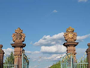 Wappen des Kurfürsten Johann Wilhelm und seiner Gemahlin Anna Maria Luisa de' Medici am Eingang zum Schwetzinger Schlossbezirk. Foto: kulturer.be