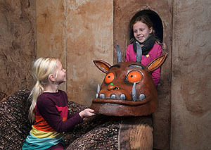 In der Ausstellung ist Anfassen und Mitmachen erwünscht! An zahlreichen Stationen tauchen die Kinder spielerisch in die Welt des Grüffelo ein und lernen dabei den heimischen Wald und seine Bewohner kennen.