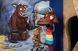 Verschiedene Masken luden zum Rollenspiel ein. Die Kinder konnten sich in den Grüffelo verwandeln, in die kleine Maus oder in die Tiere des Waldes wie Fuchs und Eule. Bild: Historisches Museum der Pfalz/Klaus Landry