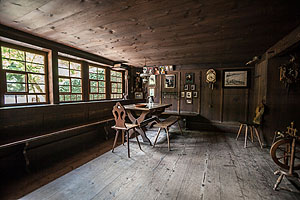 Mit 50 Sachen um die Häuser: Auf große und kleine, von den Besuchern meist unentdeckte, Objekte geht die Gästeführerin Melina Egg am 4. Juni in der freien Sonderführung im Freilichtmuseum Vogtsbauernhof ein. Foto: Schwarzwälder Freilichtmuseum Vogtsbauernhof, Hans-Jörg Haas