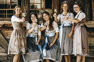 Ein Hoch auf die Ortenau: Der Weinanbau in der Ortenau steht im Mittelpunkt des Tagesprogramms am 20. August im Freilichtmuseum Vogtsbauernhof. Foto: Weinparadies Ortenau