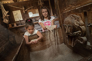 Museum für alle Sinne: In der Sonderführung für Familien am 21. Mai können Kinder mit ihren Eltern die Schwarzwälder Vergangenheit mit allen Sinnen entdecken. Foto: Schwarzwälder Freilichtmuseum Vogtsbauernhof, Hans-Jörg Haas