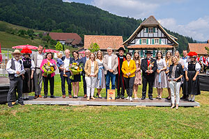 Eröffnung des Ortenauhauses: Über die Eröffnung des Ortenauhauses am Sonntag, den 2. Juli, im Freilichtmuseum Vogtsbauernhof freuten sich zahlreiche Gäste, darunter mehrere Landtagsabgeordnete, Bürgermeister, Vertreter des Landkreises und des Museums sowie die ehemalige Besitzerfamilie. Foto: Schwarzwälder Freilichtmuseums Vogtsbauernhof, Benedikt Spether