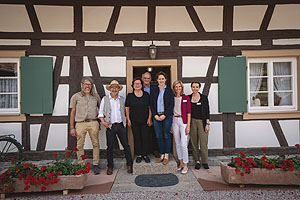 Eröffnung Ortenauhaus: Freuen sich auf die Eröffnung des Ortenauhauses im Schwarzwälder Freilichtmuseum Vogtsbauernhof in Gutach am Sonntag, den 2. Juli 2023: Die ehemalige Besitzerfamilie des Gebäudes Notburga und Heinz Bächle mit Tochter Marie-Luise Schmider (Mitte) sowie das Museumsteam: Geschäftsführerin Margit Langer und Marketingreferentin Tamara Schwenk (rechts) sowie Horst Biegert, Technischer Leiter des Freilichtmuseums, und Thomas Hafen, Wissenschaftlicher Leiter (links). Foto: Schwarzwälder Freilichtmuseum Vogtsbauernhof, Hans-Jörg Haas