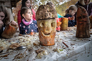 Zeit für Rübengeister: Während der Herbstferien in Baden-Württemberg bietet das Freilichtmuseum Vogtsbauernhof täglich ein Mitmachprogramm an. So können Familien mit Kindern beispielsweise am 28. und 29. Oktober Rübengeister schnitzen. Foto: Schwarzwälder Freilichtmuseum Vogtsbauernhof, Hans-Jörg Haas 