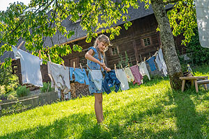 Sommerferienprogramm: Auch Wäsche waschen und zum Trocknen aufhängen gehört zum täglichen Leben auf den Bauernhof. Foto: Schwarzwälder Freilichtmuseum Vogtsbauernhof, Hans-Jörg Haas