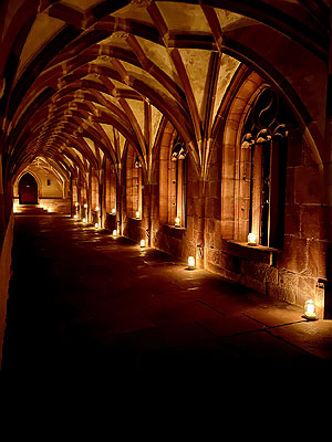 Kreuzgang des Klosters Alpirsbach im Licht der Kerzen. Foto: Julian Bluemle, ssg