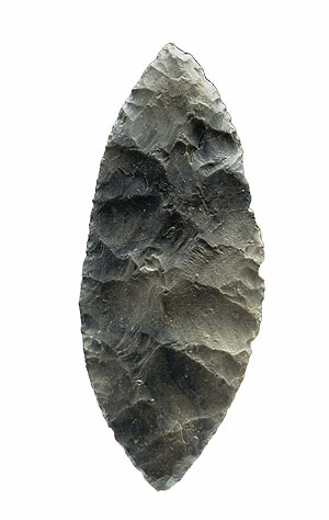 Blattspitze aus der Ilsenhöhle. Foto: Juraj Lipták / Landesamt für Denkmalpflege und Archäologie Sachsen-Anhalt