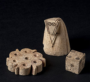 Spielstein, Springerfigur und Würfel, 11./12. Jahrhundert. Foto: Universität Tübingen, Victor Brigola.