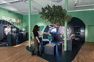 Der Ideenbaum bietet die Möglichkeit, eigene Gedanken und Wünsche in der Ausstellung zu hinterlassen. © BLM, Foto: ARTIS – Uli Deck