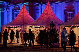 Beleuchtete Buden, illuminisrte Fassade: Adventsstimmung am Bruchsaler Schloss. Fotos: Martin Heintzen, ssg