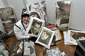 Die Künstlerin Carmen Oberst mit Exponaten, Aufnahme 2012. Foto: Martin Heintzen.