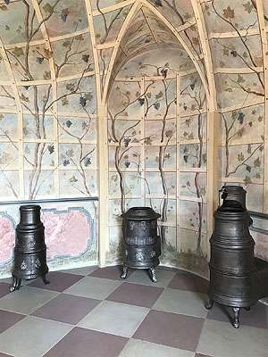 Schloss Bruchsal, Kanonenöfen im Gartenapartment. Foto: Petra Schaffrodt, StA