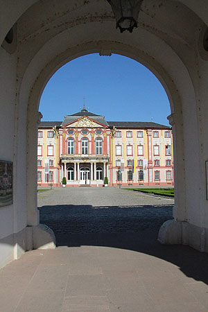 Schloss Bruchsal, Blick durch das Tor des Ehrenhofs auf das Corps de Logis. Foto: kulturer.be
