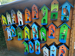Nistkästen und Futterhäuschen des Künstlers Wigbert Bohn. Foto: Jutta Zuncker /ssg