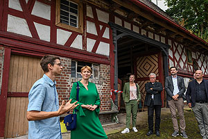 Staatssekretärin Andrea Lindlohr MdL am und im Störz-Hof in Flözlingen. Foto © LAD – Uli Regenscheit