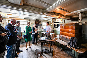 Staatssekretärin Andrea Lindlohr MdL am und im Störz-Hof in Flözlingen. Foto © LAD – Uli Regenscheit