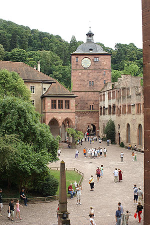 Schloss Heidelberg, Ottheinrichsbau mit erschöpften Besuchern. Foto: kultuer.be