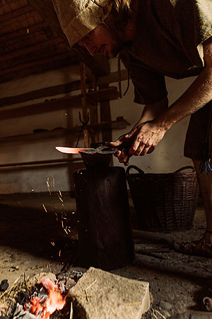 Messerschmied beid er Arbeit mit glühendem Eisen.