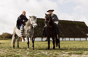Zwei Reiter vor einem Haus in der Heuneburg