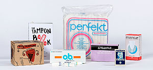 Menstruationsprodukte aus mehreren Jahrzehnten © Staatliche Museen zu Berlin, Museum Europäischer Kulturen / Christian Krug